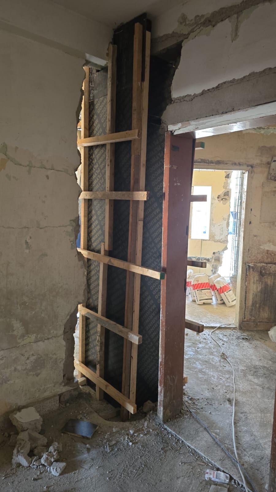 Carbon-fibre column strengthening