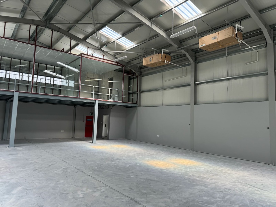 Warehouse with steel structure